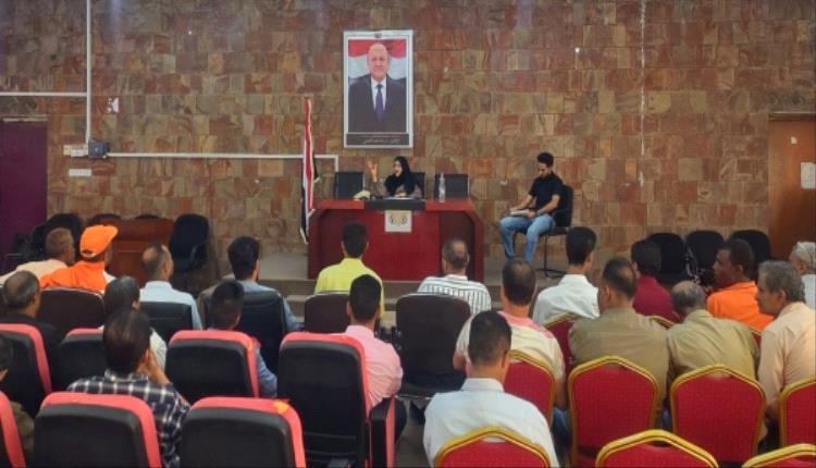 صندوق النظافة بتعز تعلن إنهاء الإضراب واستئناف العمل مع استمرار الاعتصام