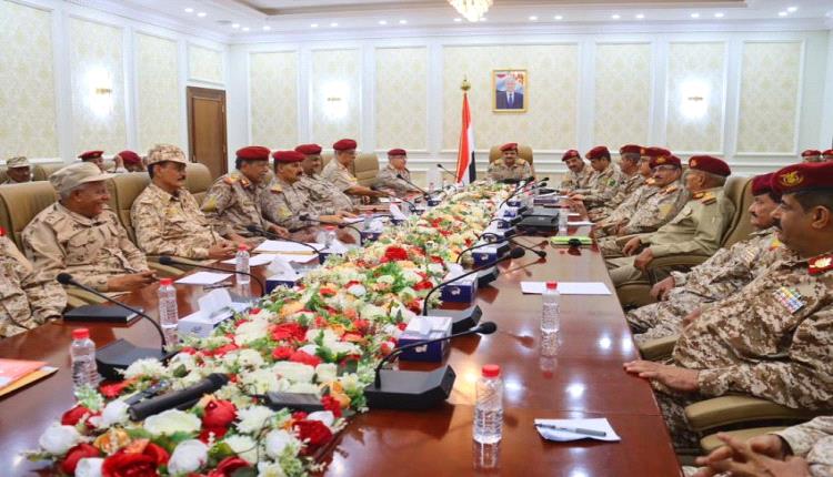 الداعري يحشد القوات ويؤكد جاهزية الجيش لمواجهة الحوثيين في اجتماع استثنائي للقيادات في العاصمة