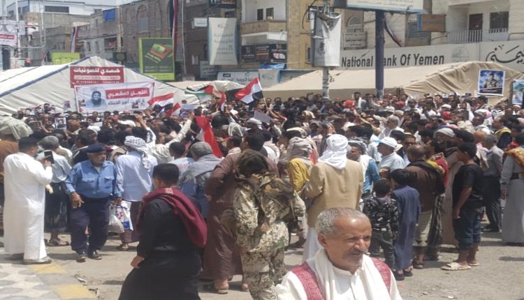 تعز تنتفض بجمعة البداية.. آلاف يطالبون بالقصاص من قتلة المشهري ومرسال.. والاعتصام المفتوح يتصاعد