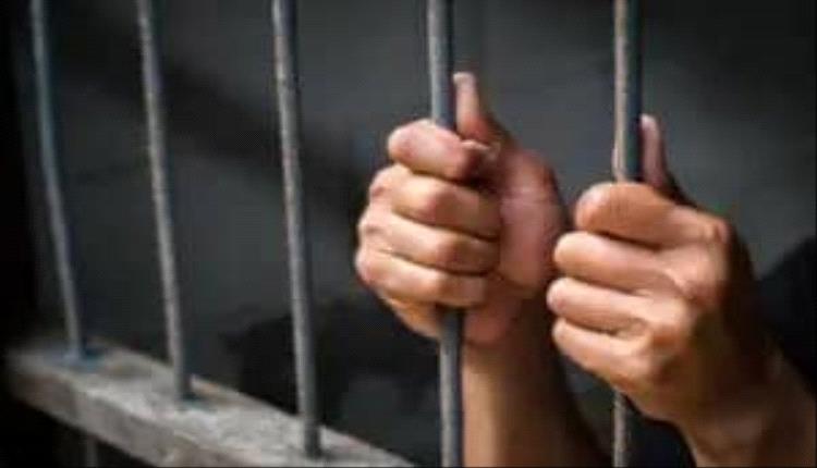 شرطة تعز تلقي القبض على عشريني متهم بجريمة الشروع بالقتل