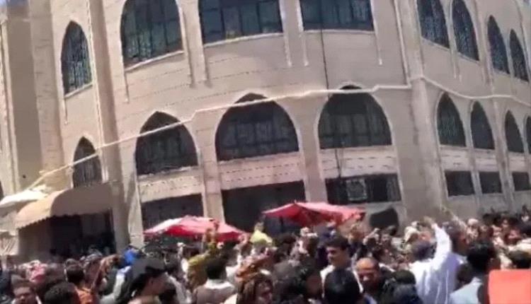 برصاص وعصي وخناجر يتوحش الحوثي بعد اقتحام مسجد السنة في صنعاء