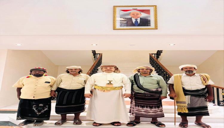 رحلة تاريخية على ظهور الإبل.. سفير اليمن في عمان يستقبل رحالة يمنيين
