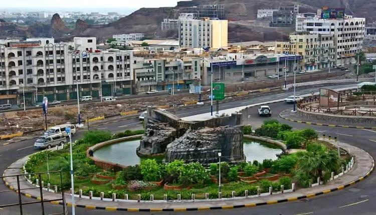 عدن.. القبض على شخصين نصبا على 14 شخصا بالاف الدولارات والريال السعودي