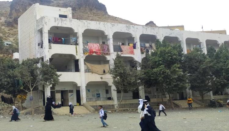 محور تعز يحوّل مدرسة لثكنة ومعتقل ويشرّد 3 الف طالب.. مطالبات بتحرك عاجل وفوري