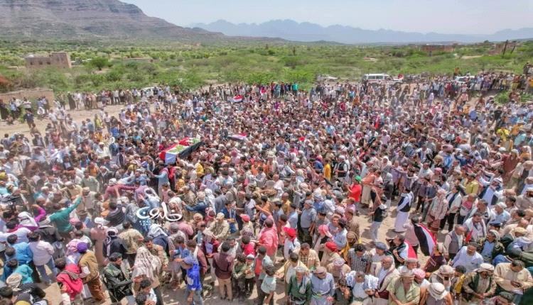 في موكب جنائزي مهيب.. تعز تودع افتهان المشهري إلى مثواها الأخير