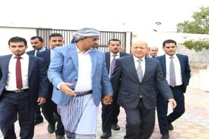 مصادر تكشف موقف ووضع العليمي بعد القرارات التي اصدرها الزُبيدي 