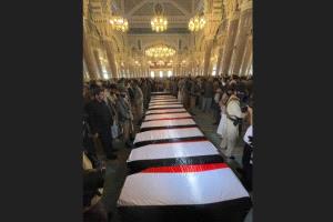القائمة النهائية للقيادات.. الحوثيون يشيعون بقايا جثامين رئيس وأعضاء حكومة صنعاء 
