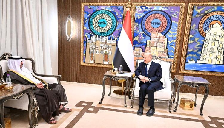 العليمي يشيد بالعلاقات الراسخة مع دولة الكويت وشجاعة قواتها في ردع التهديد