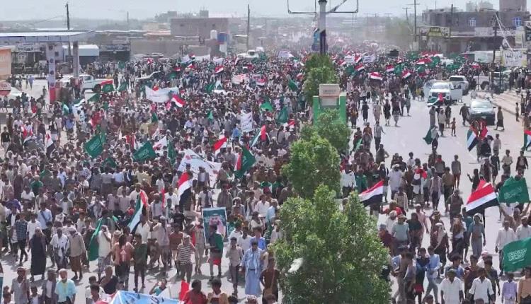 بأعلام السعودية والإمارات.. تظاهرة حاشدة في المخا تندد بالاعتداءات الإيرانية على الخليج 