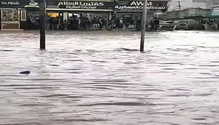مياه الأمطار تغرق احياء إب وتحاصر منازل المواطنين وسط تجاهل حوثي