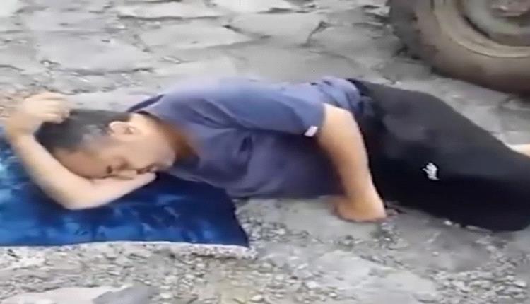 قلبه توقف على الطريق.. حصار الحوثي يقتل معلماً في تعز قبل أن يصل إلى العلاج