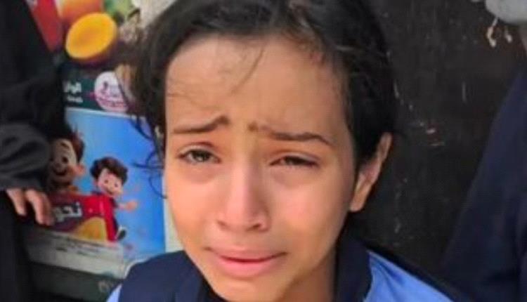 طفلة تعز تروي لحظة مقتل شقيقها برصاص قناص حوثي امامها وسط صدمة الشارع اليمني