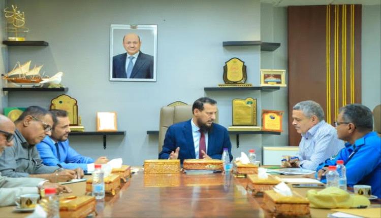 محافظ عدن يناقش سبل تطوير العمل ومعالجة إشكاليات الطرق 