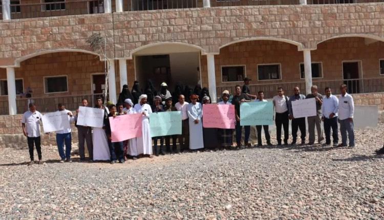 احتجاجات أكاديمية في كلية التربية بسقطرى للمطالبة بتحسين أوضاعهم 