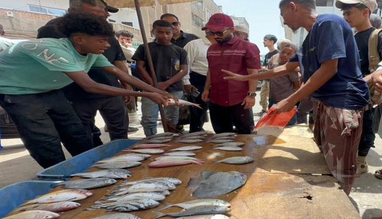 نفّذ مدير عام مديرية صيرة بالعاصمة عدن الدكتور محمود نجيب بن جرادي، نزولًا ميدانيًا لضبط المتلاعبين في أسعار المواد الغذائية والأسماك في المديرية. #اليمن 
