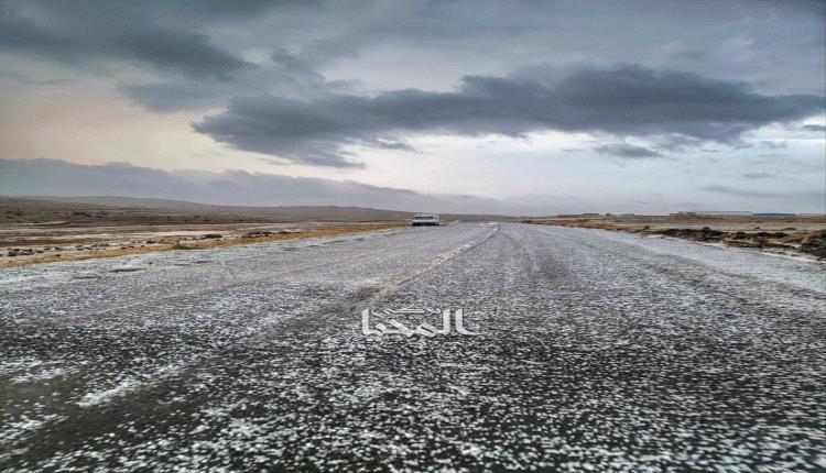 بياض مفاجئ يكسو صنعاء.. عاصفة برد كثيفة تحول بني مطر إلى مشهد أوروبي مذهل