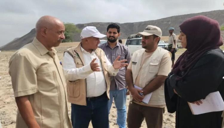 فريق أممي يتفقد أضرار السيول في ريف المخا ويؤكد استمرار دعم المشاريع الزراعية والبنية التحتية