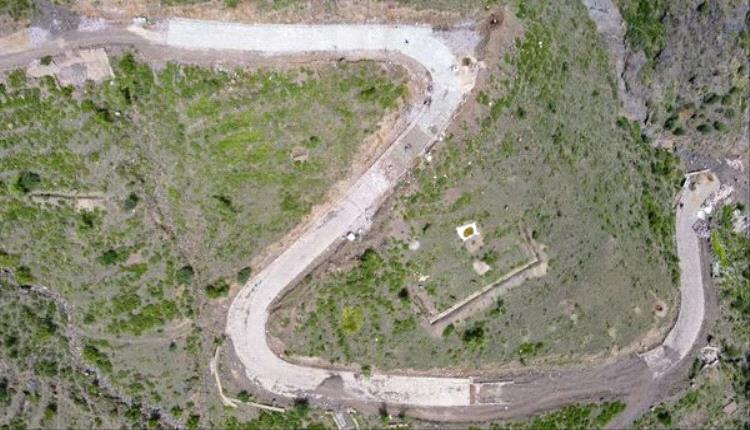 انهيار كتل صخرية قاتلة يسحق سيارة في نقيل العدين