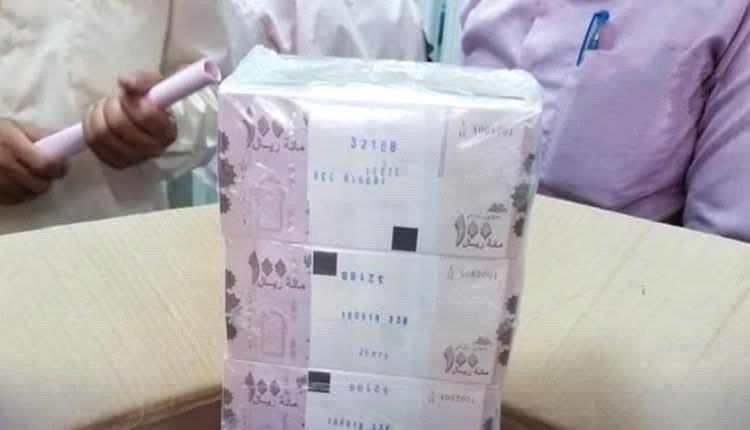 محطات الوقود ترفض قبول الفئات النقدية 100-200 في عدن