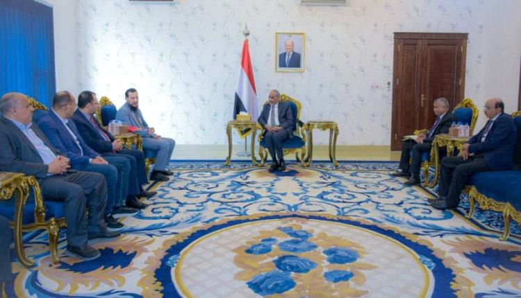 بحضور كامل أركان المنظومة.. إنذار رئاسي أخير قبل غليان الصيف في عدن