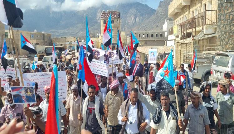 تظاهرة حاشدة سقطرى تضامنًا مع حضرموت وتنديدًا بتدهور الخدمات
