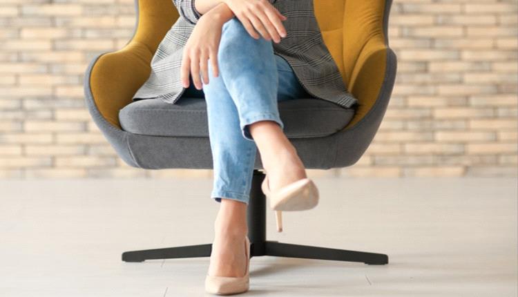 الجلوس ووضع رجل فوق رجل.. هل يضر بصحتك 