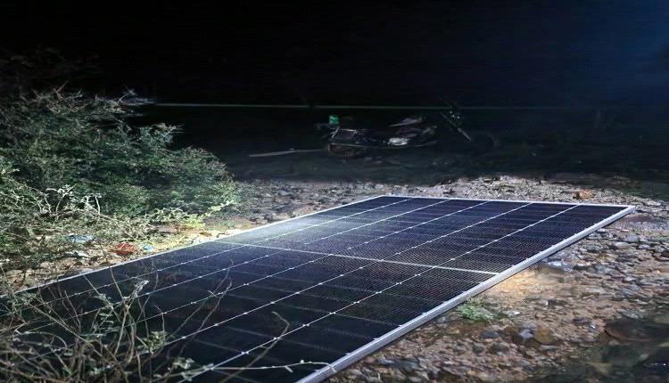 عاصفة عنيفة تجتاح شمال صنعاء.. والرياح تحطم الطاقة الشمسية وتغرق المنطقة في الظلام 