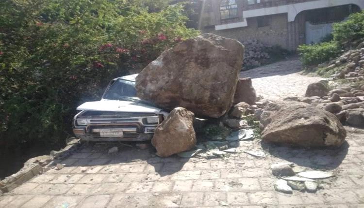 صورة مخيفة.. انهيار صخري فوق سيارة مدنية في تعز 
