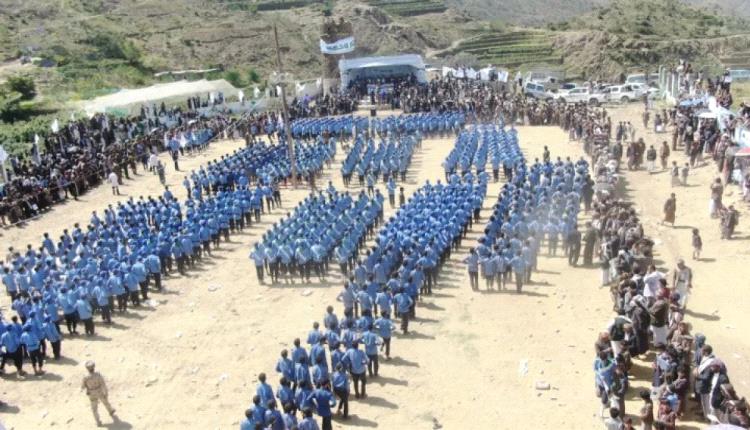 صورة تكشف كيف يجند الحوثيين طلاب المدارس بالقوة 