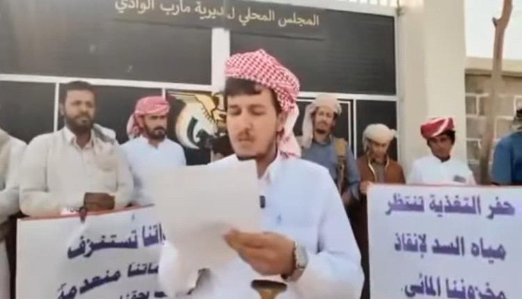 تحرك شعبي غاضب بمأرب.. أهالي الوادي يهددون بتصعيد غير مسبوق بسبب انقطاع الكهرباء والمياه