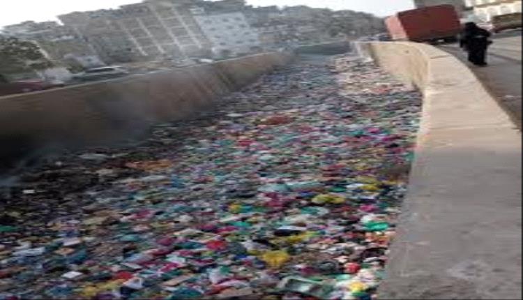 كارثة بيئية وصحية تضرب تعز وتتزايد بفعل تفشي البلطجة والفوضى