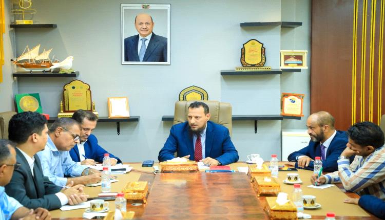 محافظ عدن يؤكد أهمية تعزيز العمل الميداني ومتابعة أوضاع المديريات