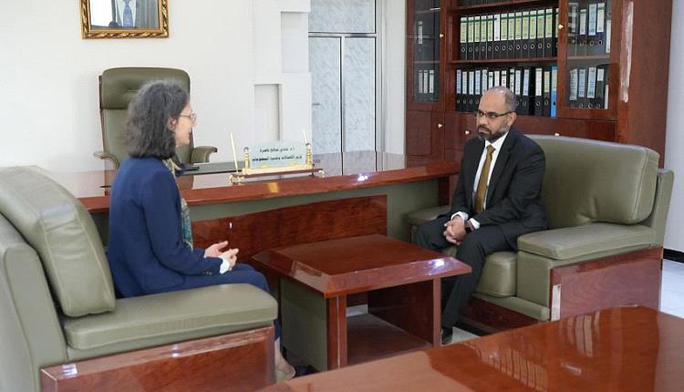 تحركات حكومية لتسريع التحول الرقمي.. شراكة يمنية فرنسية لدعم الاتصالات وخطط عاجلة لإنعاش القطاع 