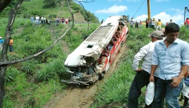 14 قتيلاً إثر سقوط حافلة في وادٍ بالإكوادور