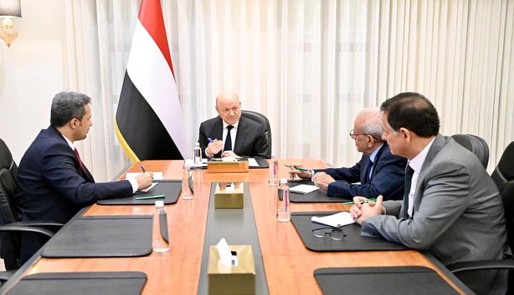 التقى رئيس رشاد محمد العليمي رئيس مجلس القيادة الرئاسي، الخميس، محافظ محافظة لحج مراد الحالمي وذلك للاطلاع على الاوضاع في المحافظة، ومستوى الأداء التنفيذي في الجوانب الخدمية، والاقتصادية، والأمنية. #اليمن 