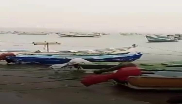 رياح هوجاء تشل الخوخة.. قوارب الصيادين تتحطم ومصدر رزق الأسر يتبخر