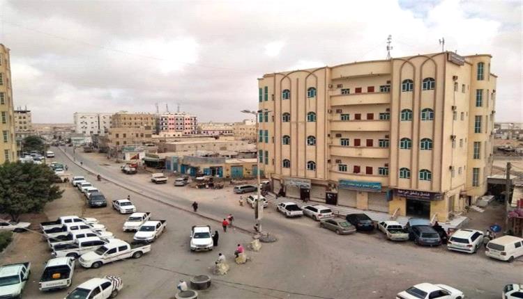 المهرة.. العثور على جثة شاب مقتولًا داخل سيارته