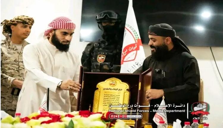 استلام وتسليم.. بسام محضار يتسلم قيادة درع الوطن من بشير الصبيحي 