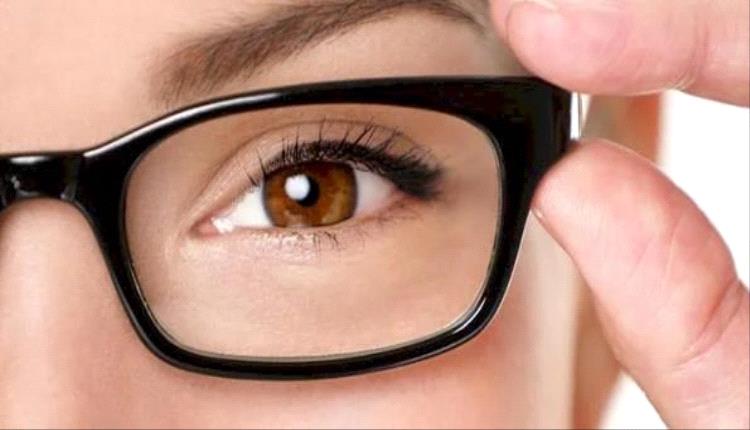 منها الخمول البدني وقلة الحركة.. عادات يومية قد تضر ببصرك  