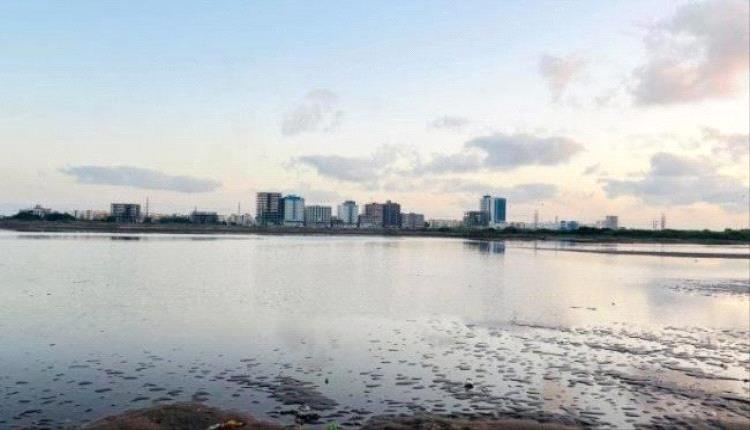 حقيقة أرتفاع مياه البحر في سواحل عدن.. والأرصاد يصدر توضيحاً 