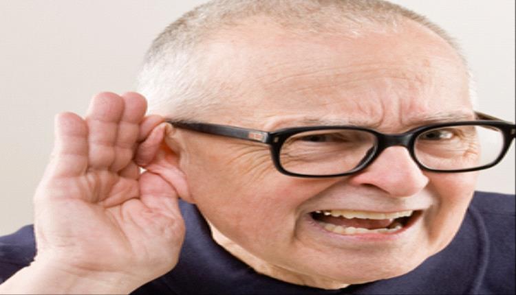 إغلاق عينيك لا يحسن السمع كما تعتقد.. دراسة جديدة تؤكد 