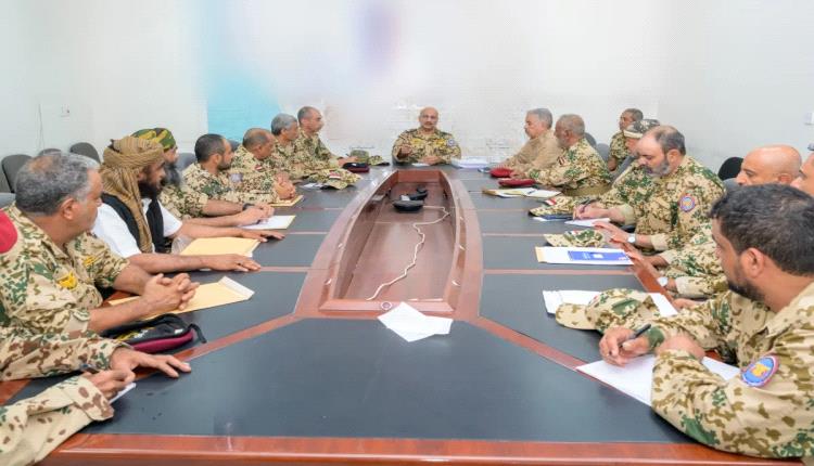 طارق صالح في اجتماع عسكري هام.. ويشدد عل  مسار إصلاح قوات المقاومة الوطنية