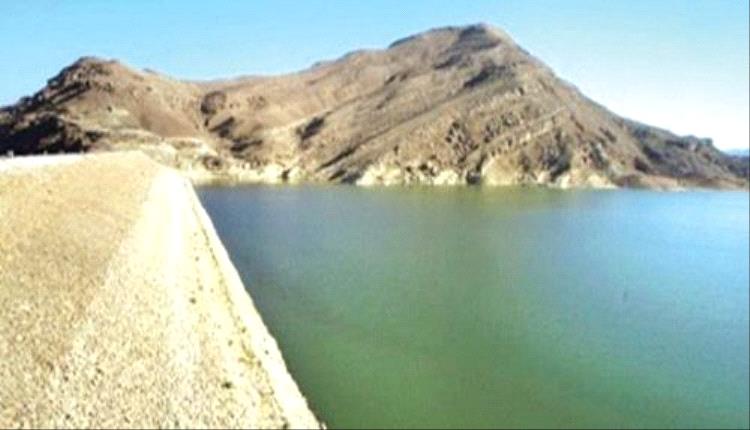 دفاع مأرب ينقذ طفل من الغرق في السد التحويلي