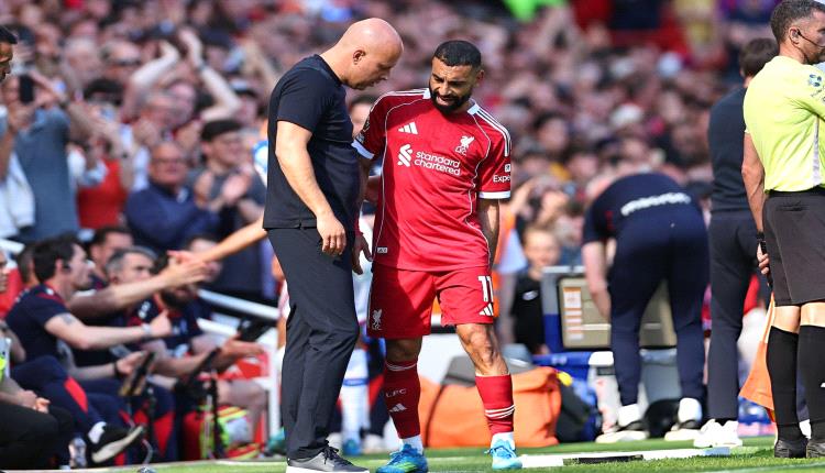 محمد صلاح يغادر الملعب أثناء مباراة كريستال بالاس بسبب الإصابة