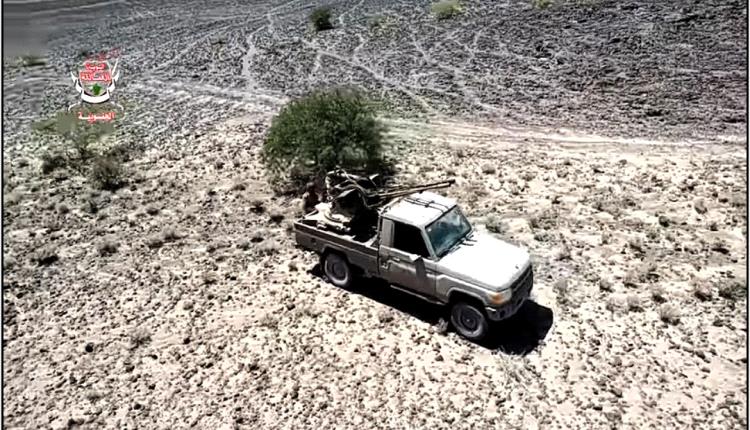 قوات العمالقة تنفذ مناورة عسكرية بالذخيرة الحية في شبوة