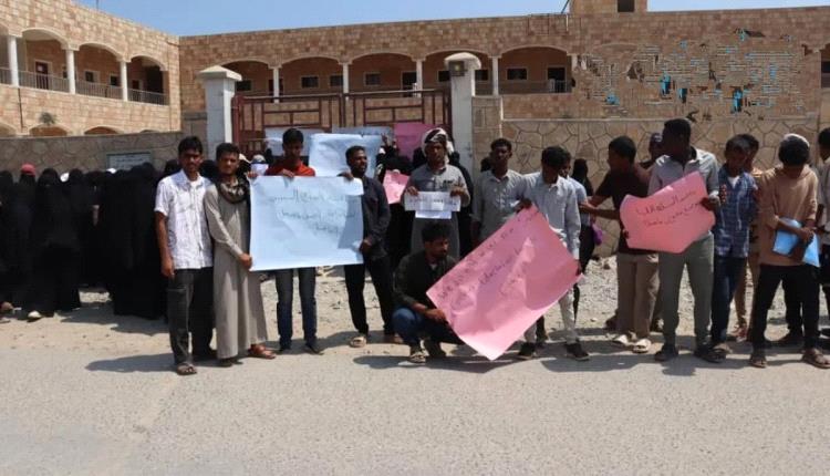 طلاب كلية تربية سقطرى يحتجون للمطالبة بإعادة فتح الكلية 