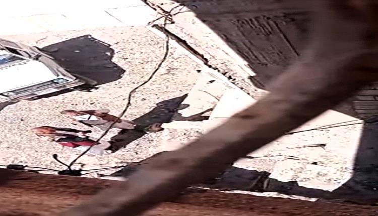 مدير أوقاف مسراخ تعز يقتحم منزل ويسب النساء والأطفال في جريمة أخلاقية صادمة