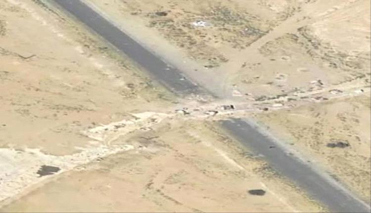 الحوثي يشن غارات على طريق مأرب–البيضاء وإصابة شاحنة نقل ثقيلة بشظايا