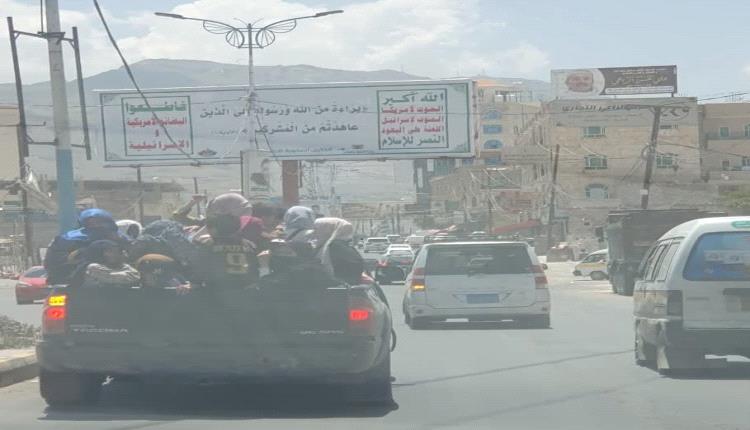 الحوثي يحشر أطفال من الجنسين في شاحنة ويرددون الصرخة وسط مخاطر قاتلة في صنعاء