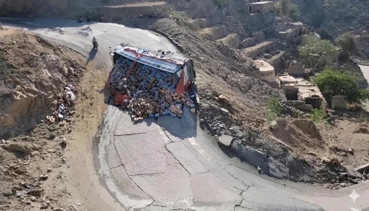 توقف حركة السير بين لحج وتعز بسبب انقلاب شاحنتين 